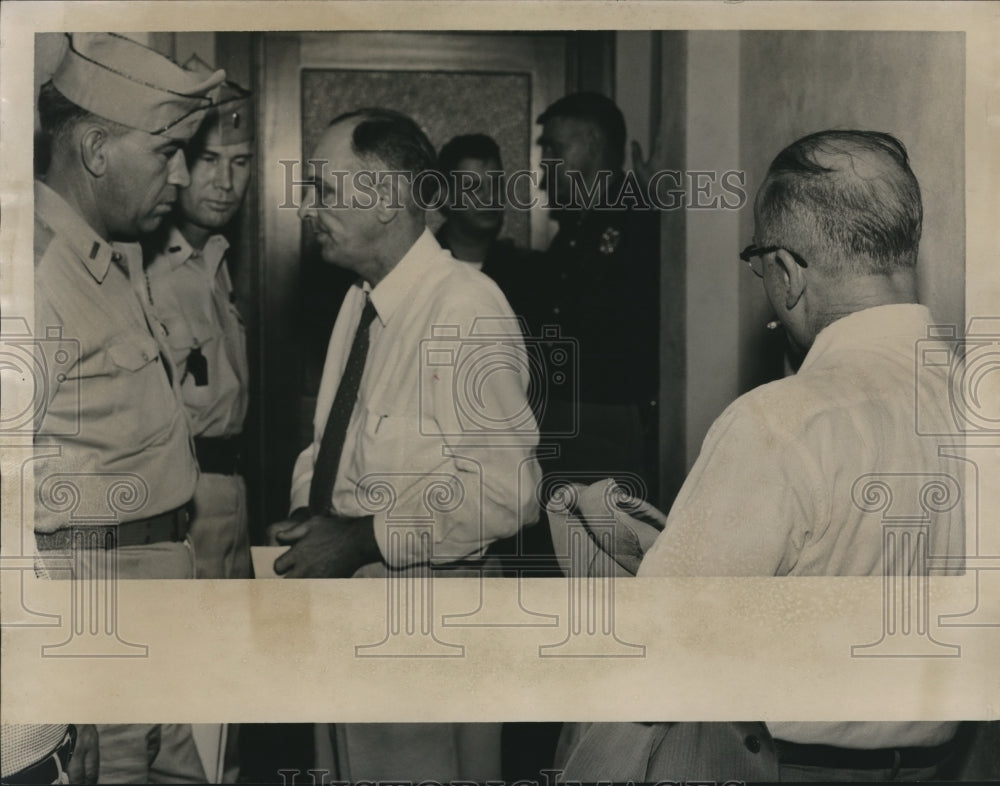 1954 Press Photo Solicitor George Johnson and others enter Grand Jury room - Historic Images