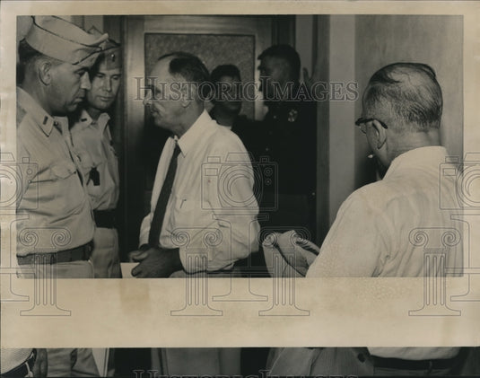 1954 Press Photo Solicitor George Johnson and others enter Grand Jury room - Historic Images