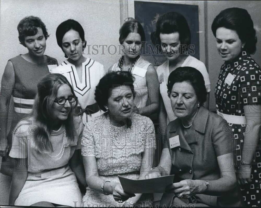 1970 Press Photo Members of Journalism Society meet - abna32743 - Historic Images