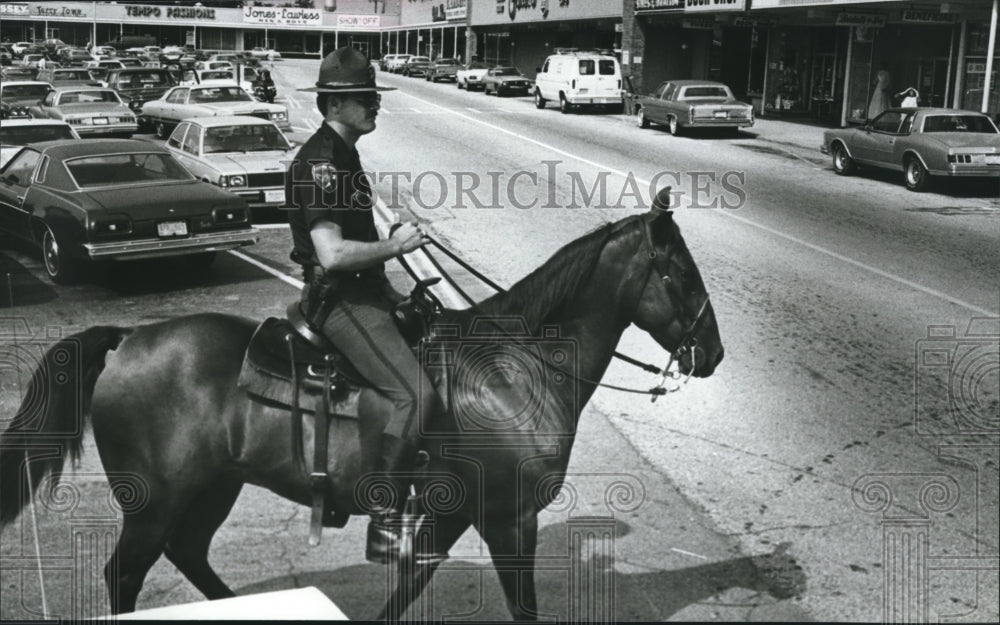 1981 Birmingham police officer Ben Hooks rides horse at Roebuck - Historic Images