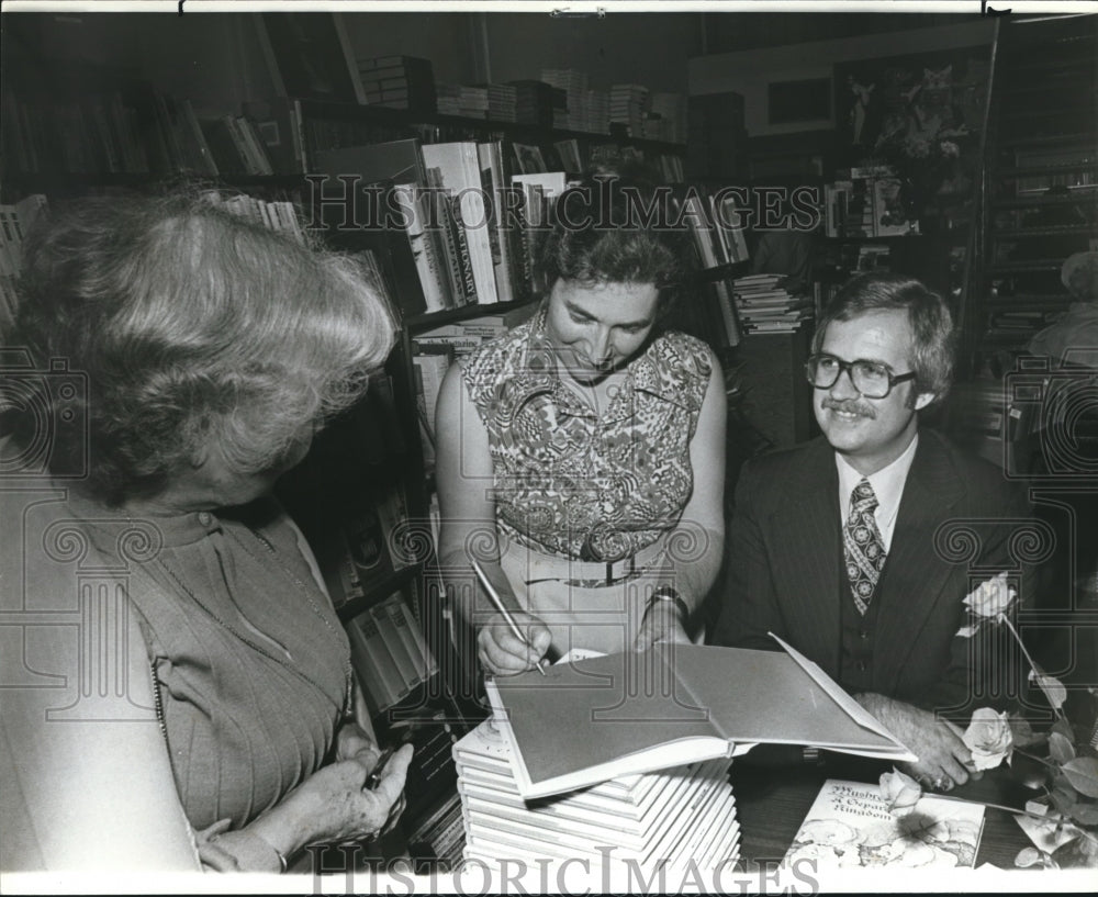 1979 Loni Parker, center, autographs book for Mrs. W. Gruger Chase - Historic Images