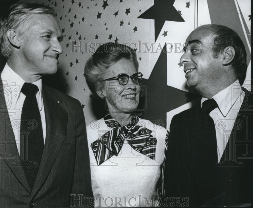 1972 Press Photo People Chatting before the Linly Heflin fashion show benefit - Historic Images