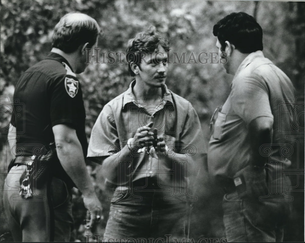 1981 Robbery and Murder Suspect Michael Ray Hogan with Officers - Historic Images