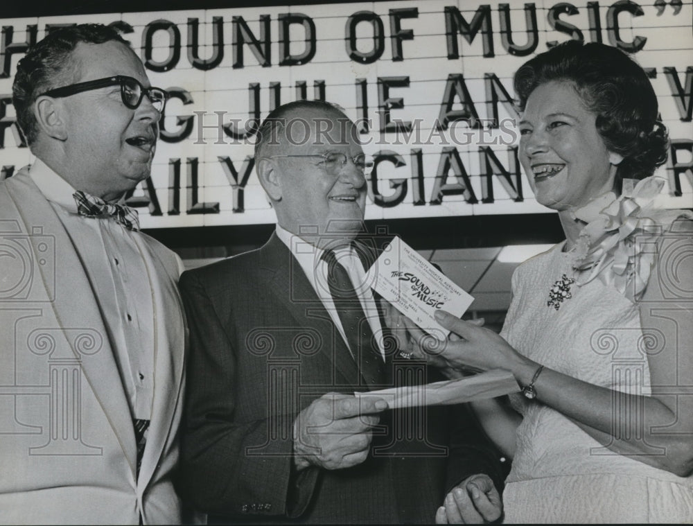 1965 Press Photo Mrs. Harry Hoile, Civic Leader with James Pepper, Paul Wilson - Historic Images