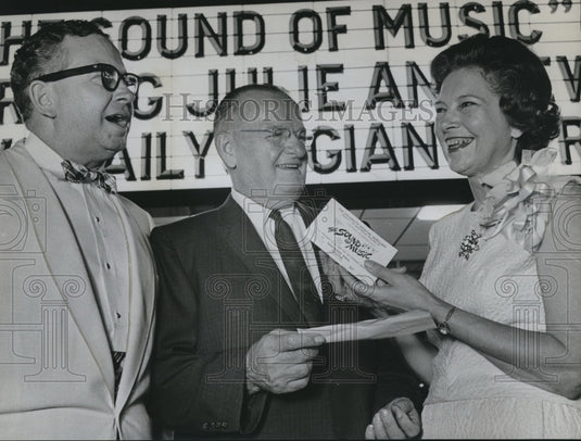 1965 Press Photo Mrs. Harry Hoile, Civic Leader with James Pepper, Paul Wilson - Historic Images