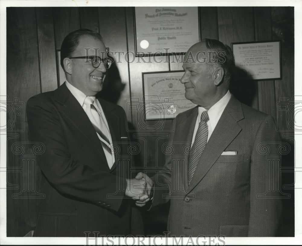 1974 Press Photo Doctor Robert H. Holzworth, Medicaid Director with Other - Historic Images