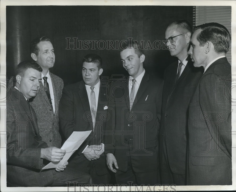 1962 Press Photo Wayne W. Kellion, Calvin Holcombe and Grand Jury Members - Historic Images