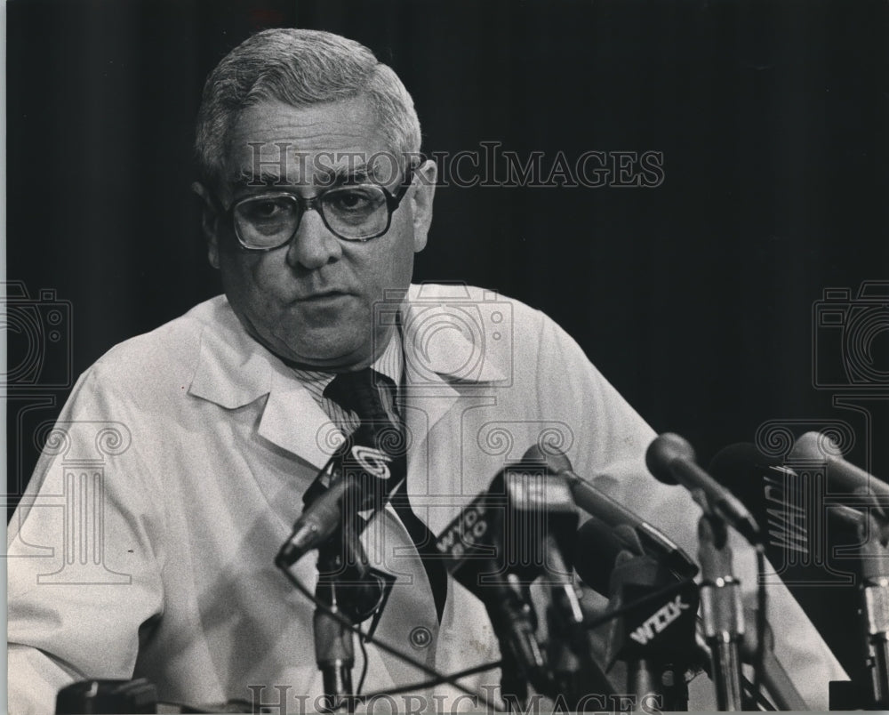 1983, Doctor Thomas James at Medical Briefing about Wallace - Historic Images