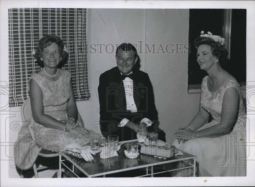 1963 Press Photo Eleanor Kidd, Scribblers with Others at Event - abna32815 - Historic Images