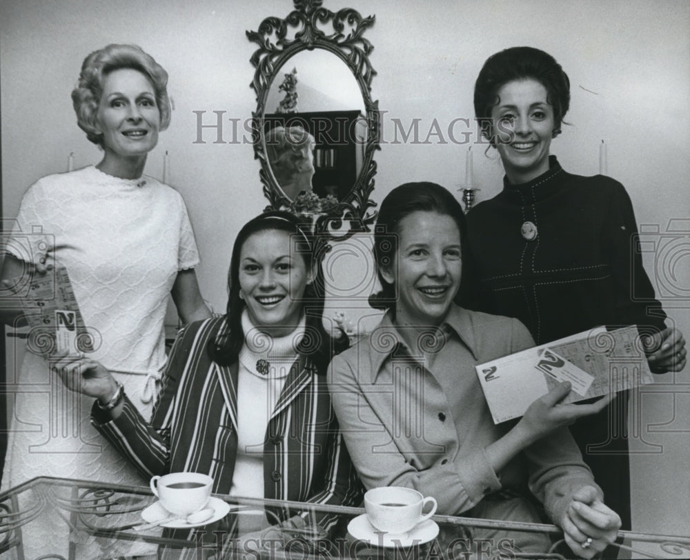 1970 Press Photo Mrs. C. W. Crocker, Mrs. James Kidd III, Others with Tickets - Historic Images