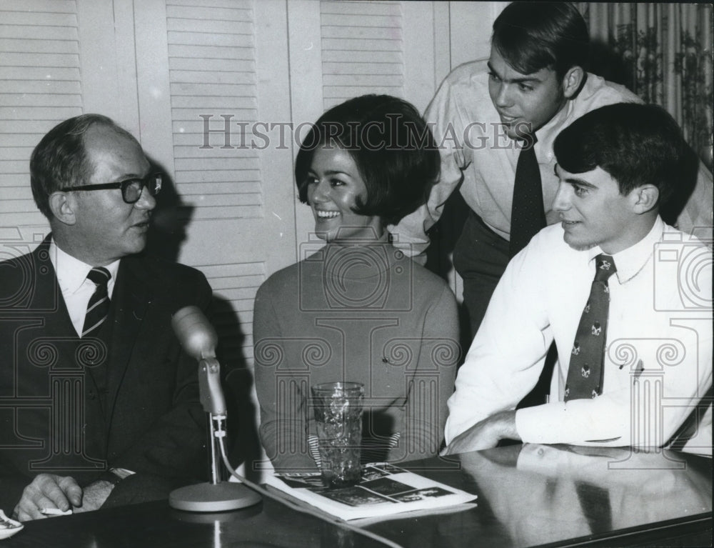 1969 Press Photo National Columnist James Kilpatrick with Students from Alabama - Historic Images