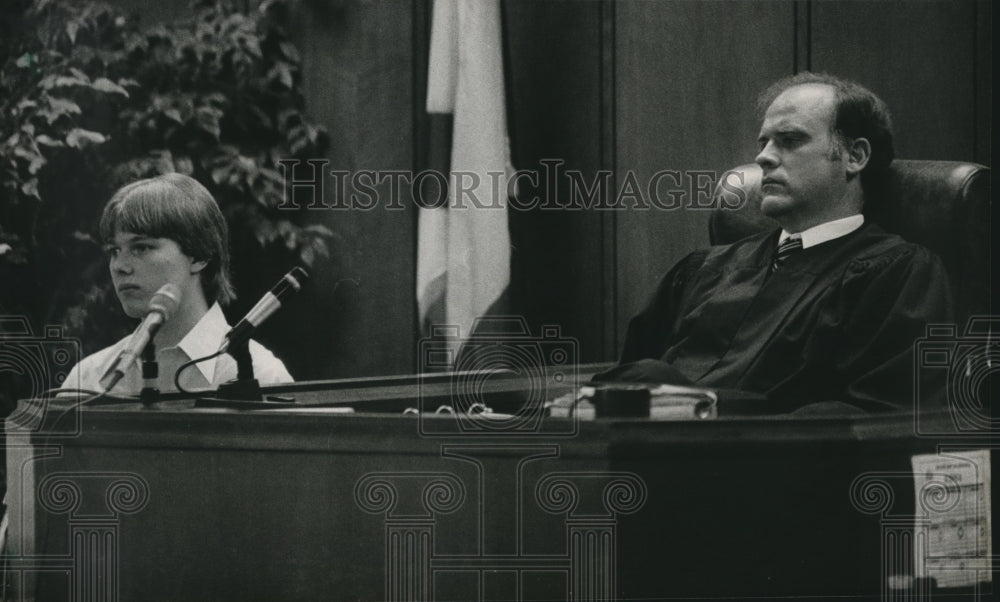 1984 Press Photo Judge James Hard listens to witness Richard David Kinger - Historic Images