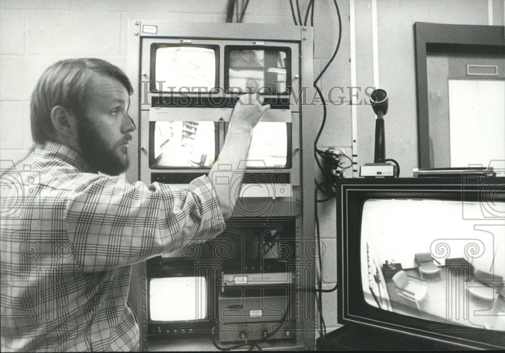 1978, Doctor Glen King, director of Auburn University Training Clinic - Historic Images