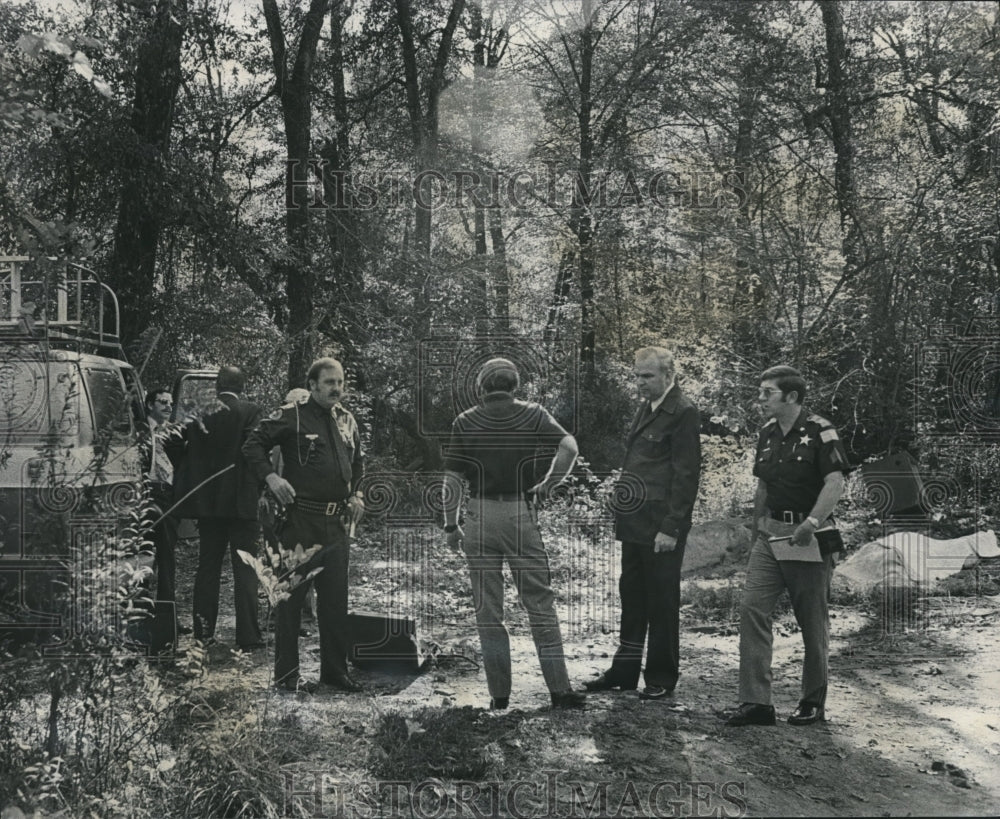 1975 Officials at Murder Scene of Birmingham-Area Residents, Alabama - Historic Images