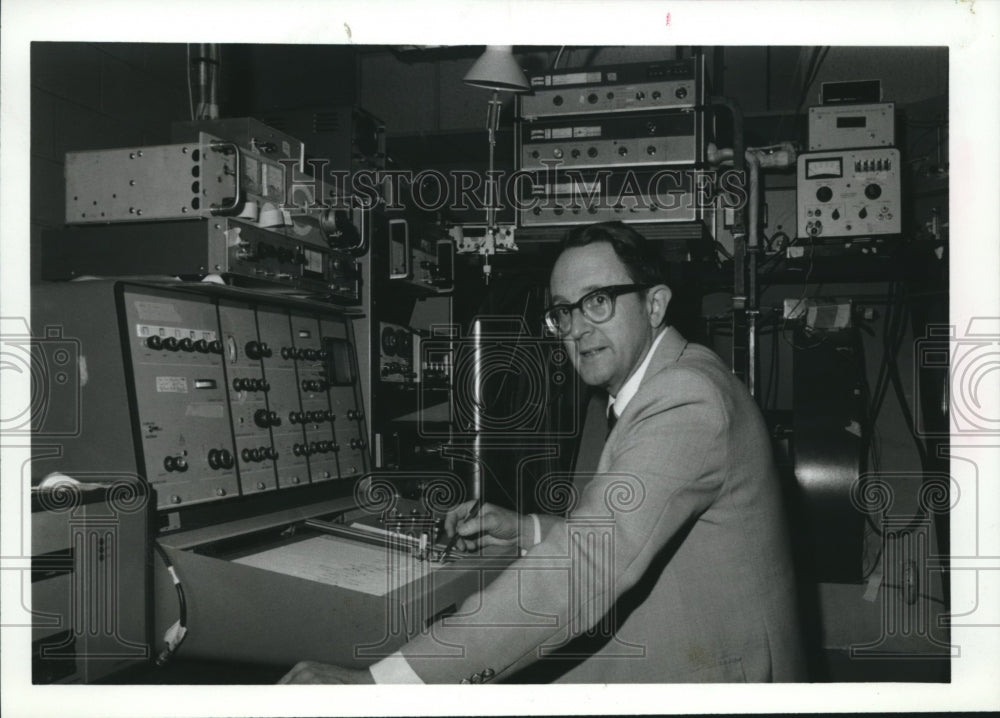 1988 Press Photo Dr. Lowell Kispert, Burnum Award Recipient, Alabama - abna32879 - Historic Images