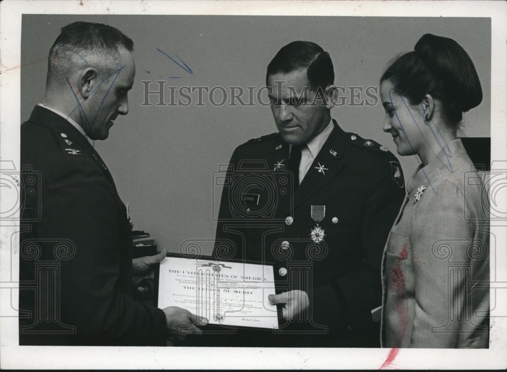 1969 Press Photo United States Army John Henry Johns awarded at Event with Wife - Historic Images