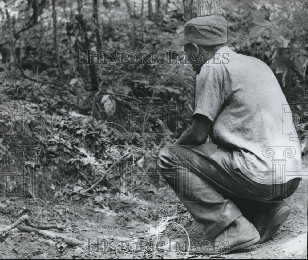 1969 Press Photo Mr. Lewis examines graveside where Jacqueline Ann Hill was seen - Historic Images