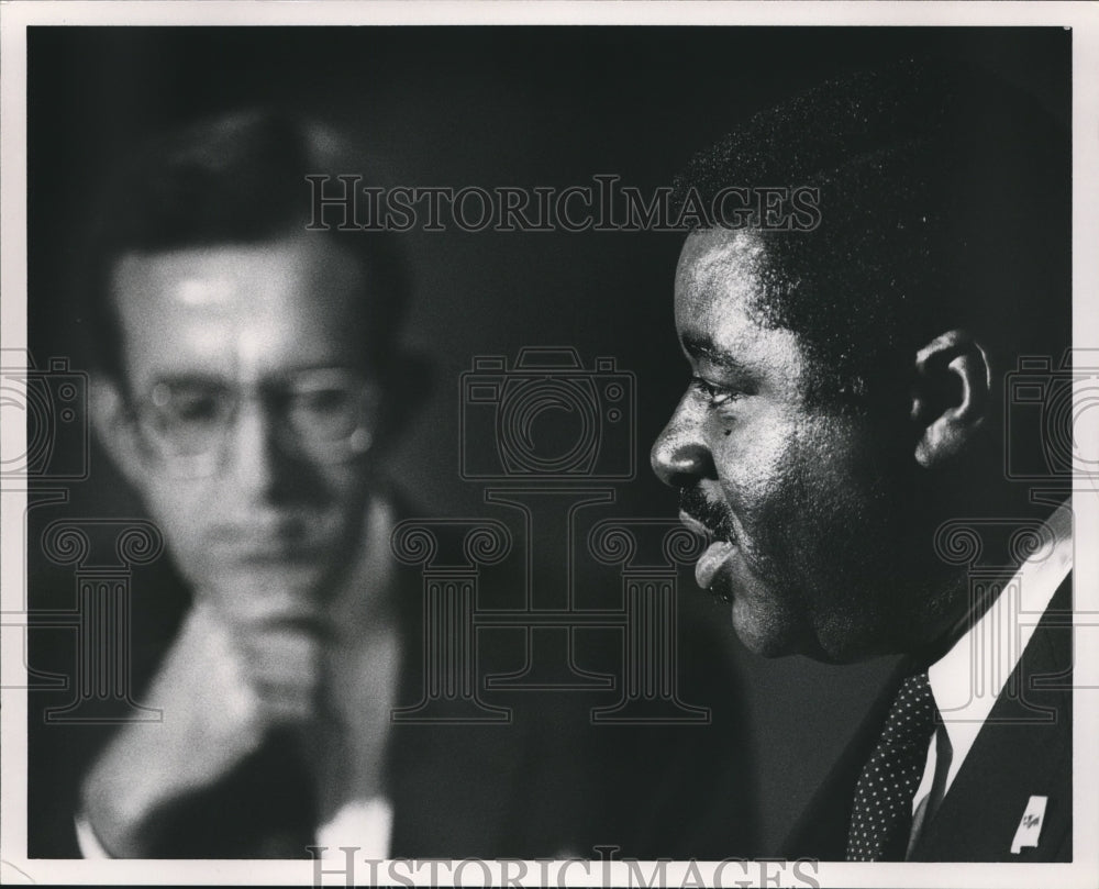 Press Photo Earl Hillard, right,speaks with Phil Rawls, A. P. listening - Historic Images