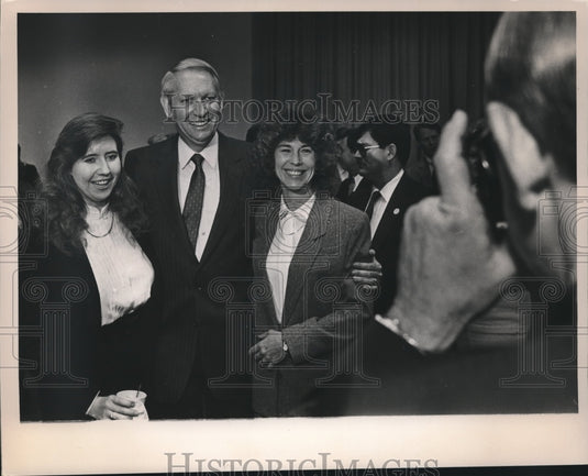 1988 Everyone Wants Their Picture with New Alabama Governor Hunt - Historic Images