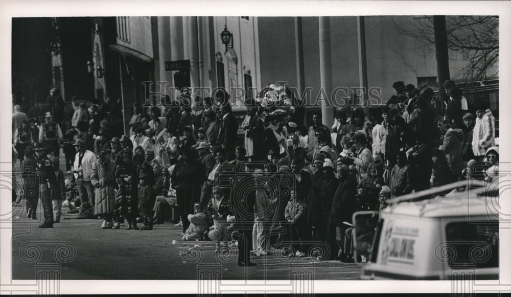 1987 Parade Spectators - Historic Images