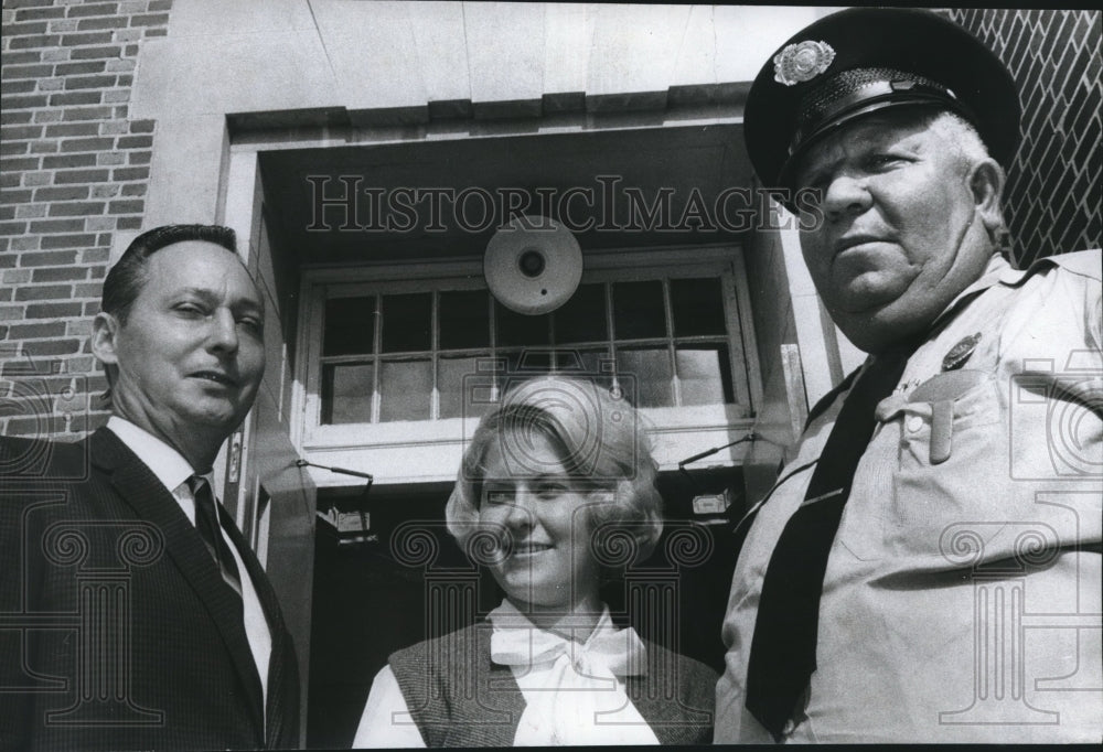 1966 Press Photo Sylvia Sparks with A. P. Barnwell, Police Chief H. D. Guthrie - Historic Images