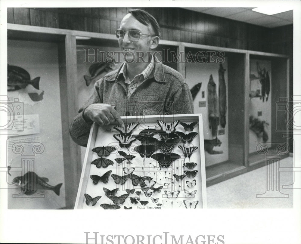 1982 Doctor Dudley Guthrie shows butterfly display in new museum - Historic Images