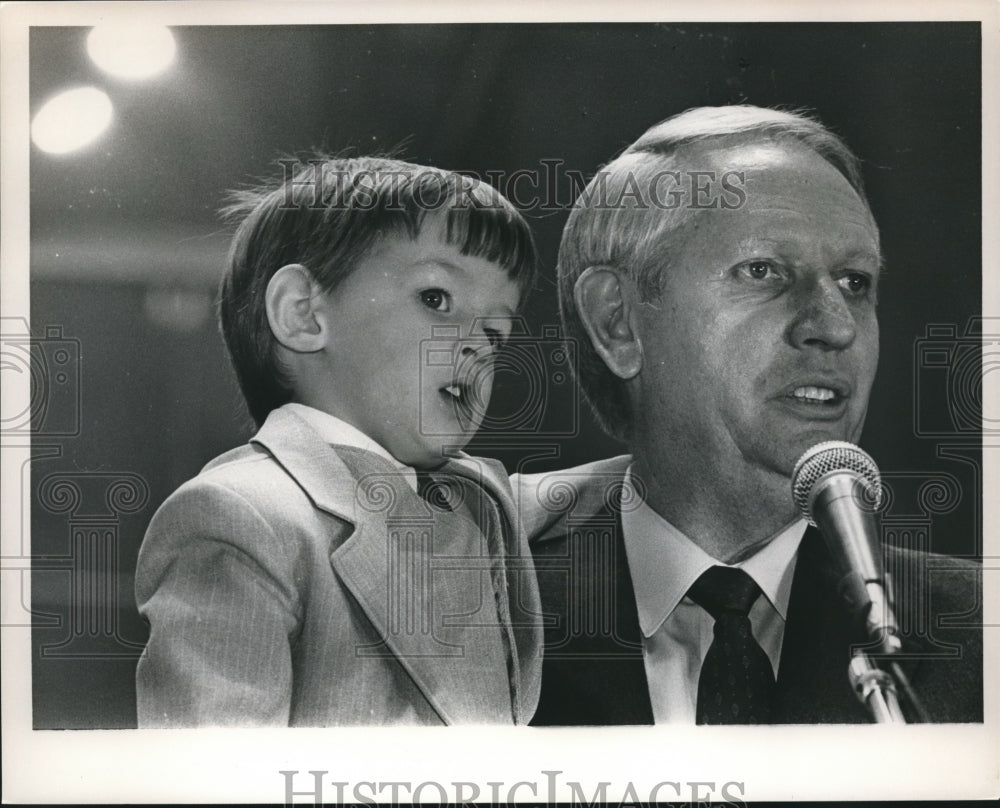 1987, Guy Hunt and grandson at Reception - abna32997 - Historic Images