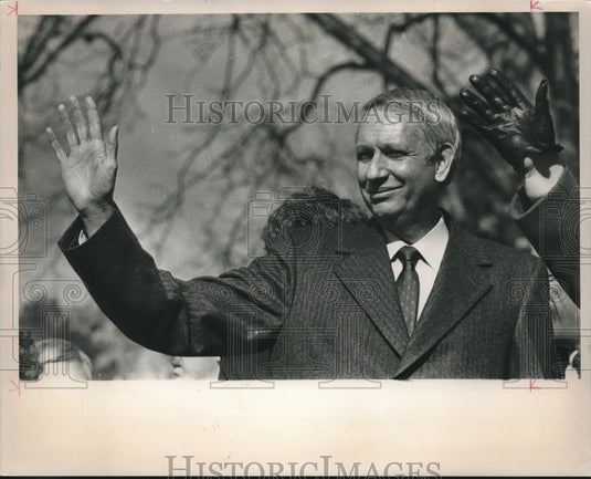 Guy Hunt and extra hand belongs to Mrs. Hunt - Historic Images