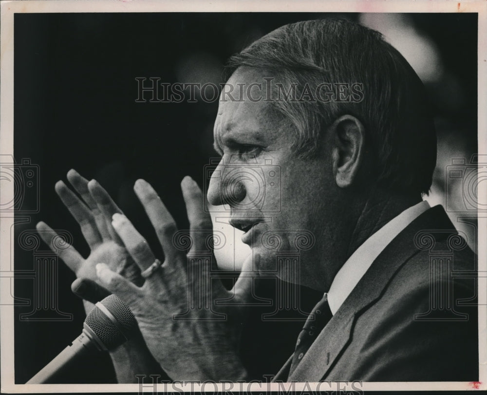 1986 Alabama Governor Guy Hunt campaigns in Limestone County - Historic Images