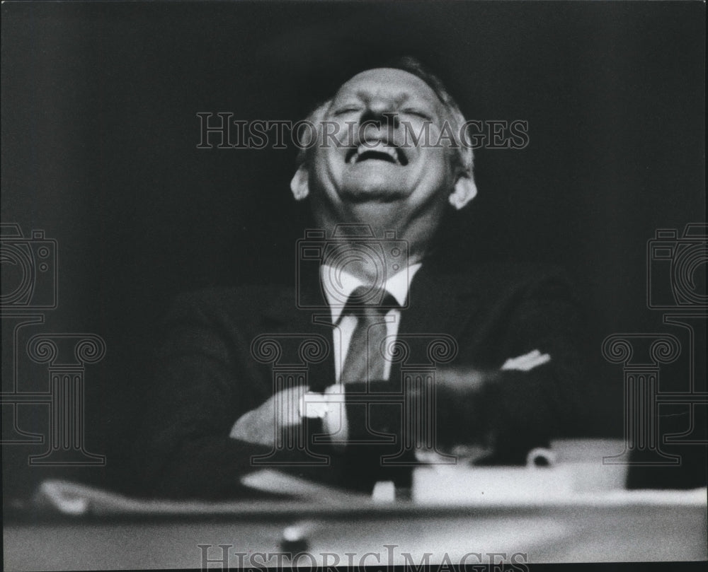 1989, Alabama Governor Guy Hunt gets roasted and laughs - abna33004 - Historic Images