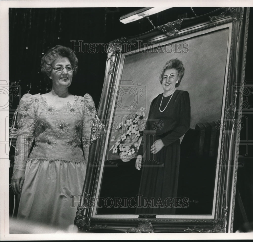 1987, Mrs. Guy Hunt with painting given at Inaugural Ball, Wife - Historic Images