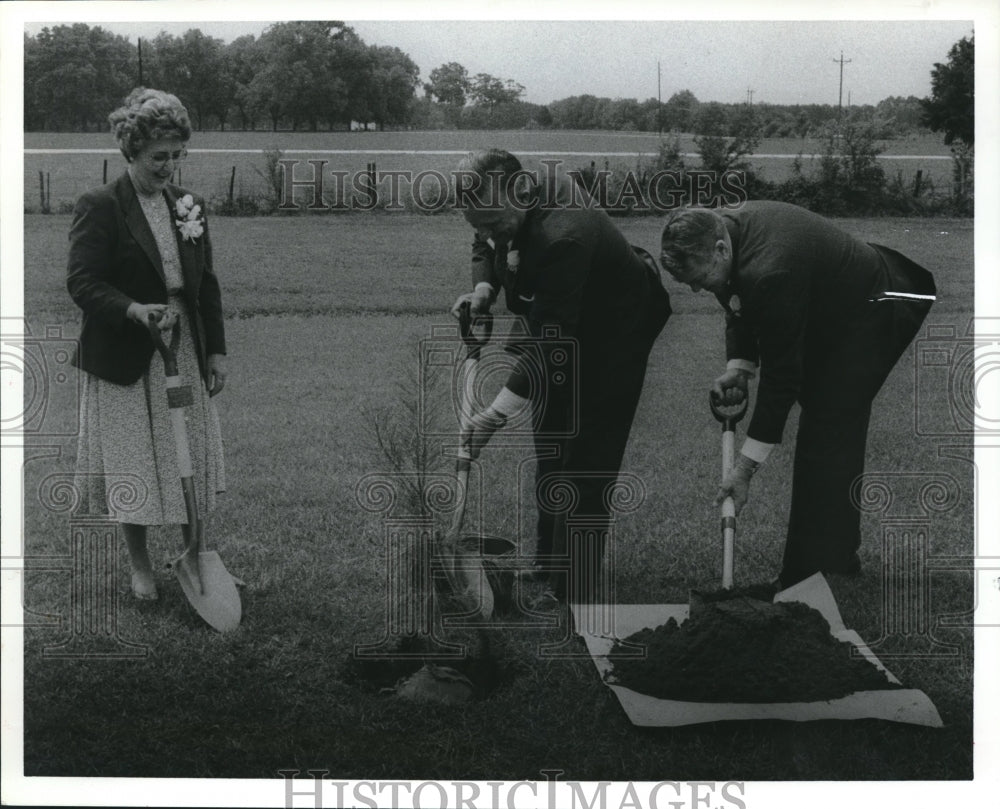 1990 Helen Hunt, Wife of Governor Guy Hunt, and Others planting Tree - Historic Images