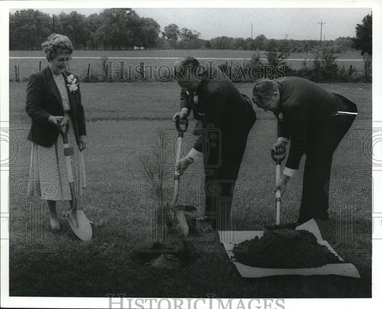 1990 Helen Hunt, Wife of Governor Guy Hunt, and Others planting Tree - Historic Images