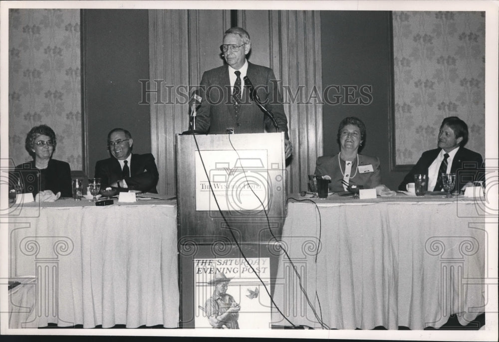 1990, Alabama Governor Guy Hunt speaking at farm city awards - Historic Images