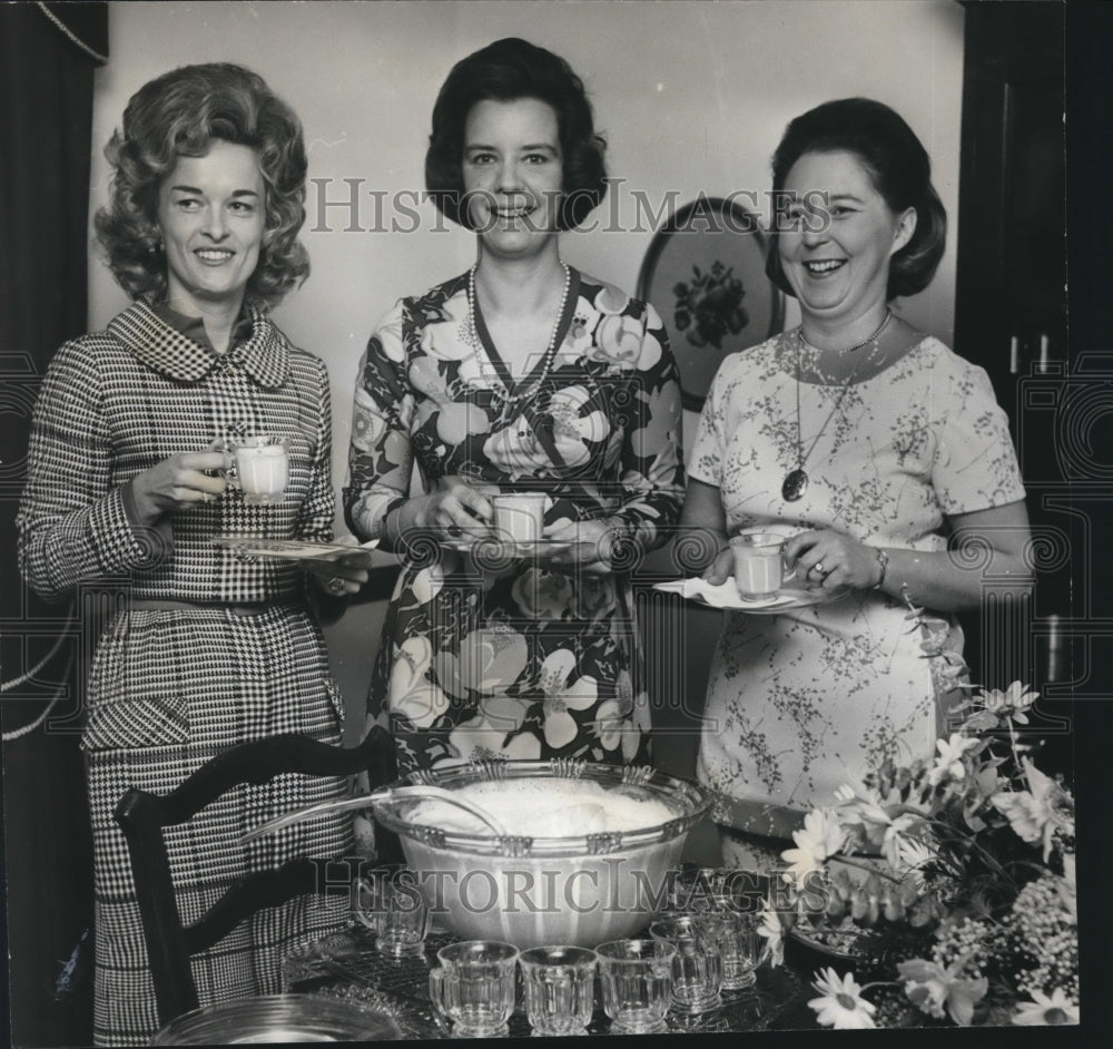 1972 Press Photo Mrs. Elbridge Hydinger Junior with Others at Party in Alabama - Historic Images