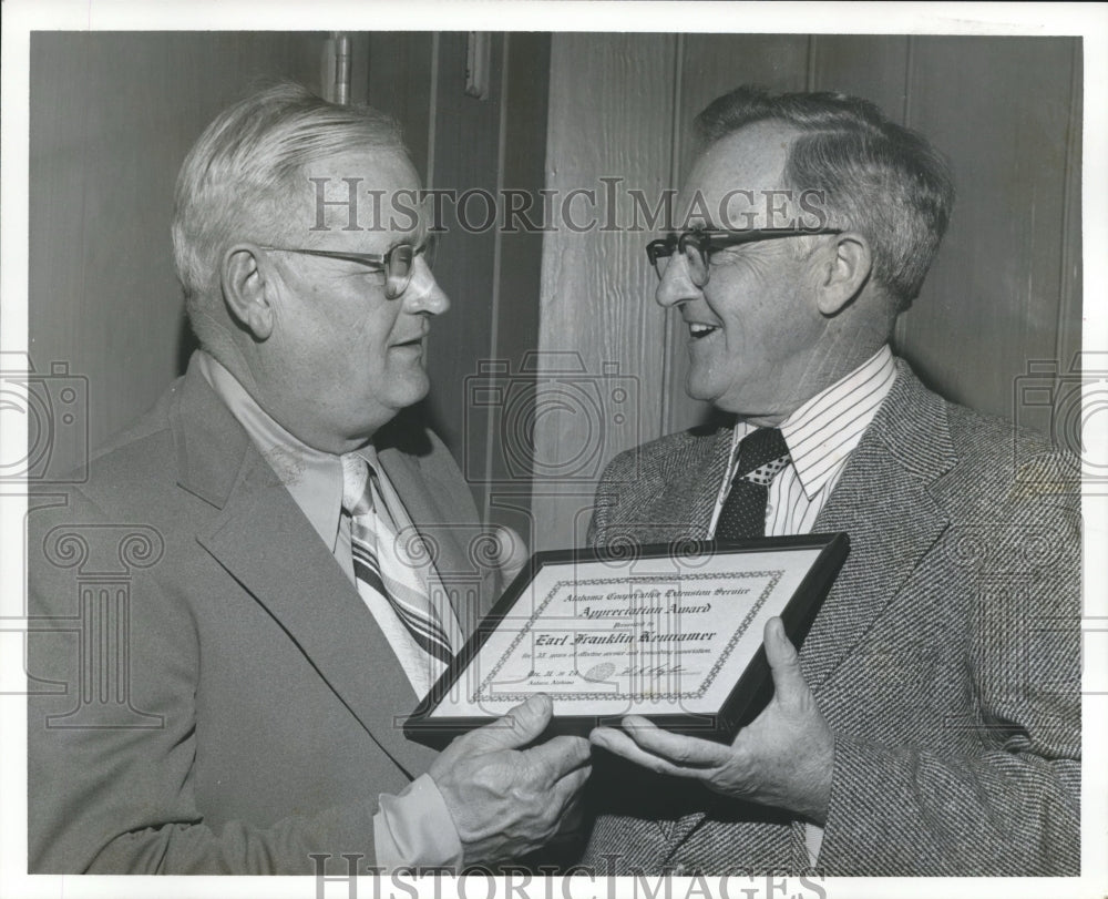 1975 Press Photo Earl F. Kennamer, specialist in wildlife and Other at Awards - Historic Images