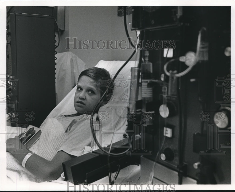 1986 Bryan Jeffers,15, gets dialysis at Children's Hospital, Alabama - Historic Images