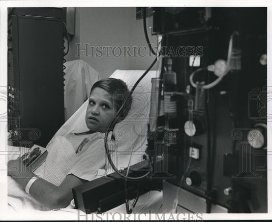 1986 Bryan Jeffers,15, gets dialysis at Children's Hospital, Alabama - Historic Images