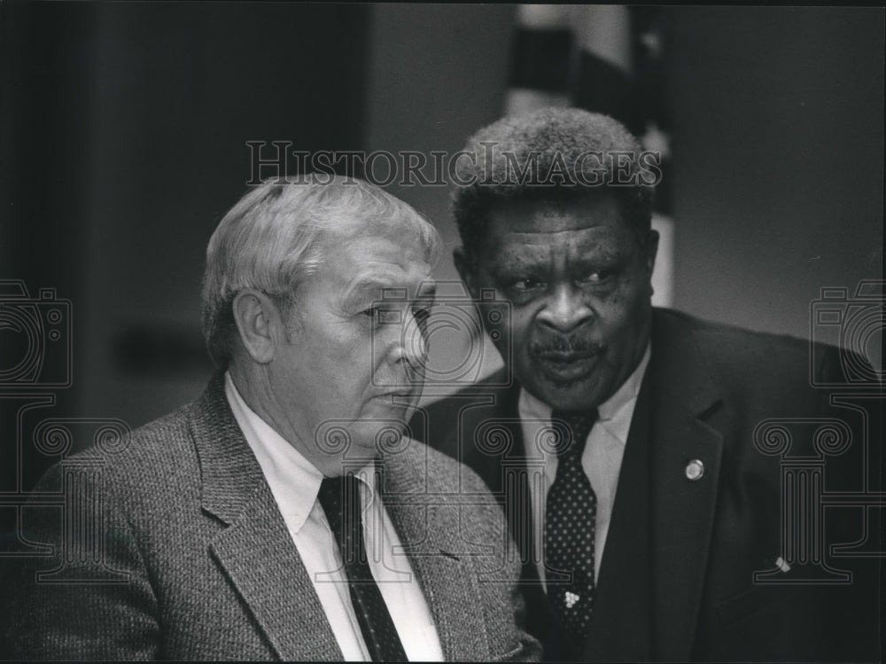 1985 Press Photo Hugh Boles and Lewis Spratt at Bessemer Sheriff Meeting - Historic Images