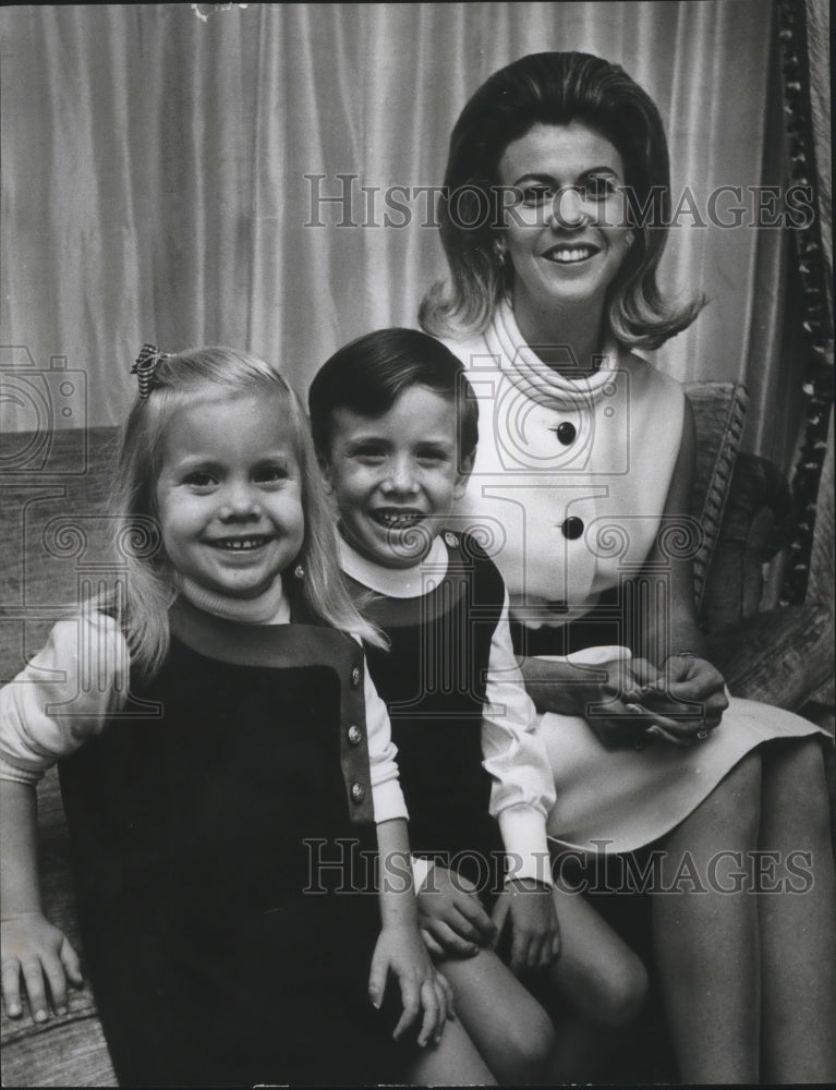 1967 Press Photo Mrs. William B. Hamilton and children Lisa and Frank, Scribbler - Historic Images