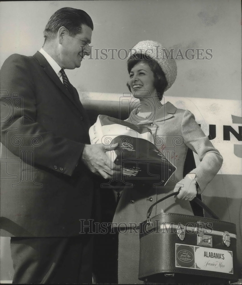 1966 Press Photo Ann Fowler, Alabama Junior Miss, with R. P. Golden ...