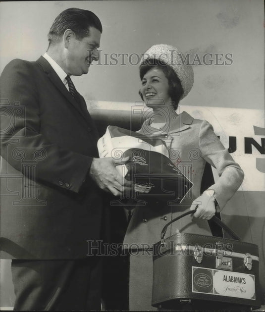 1966 Press Photo Ann Fowler, Alabama Junior Miss, with R. P. Golden - abna33146 - Historic Images