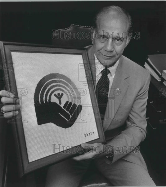 1982, E. M. Friend, Jr. holding picture of United Way logo - Historic Images