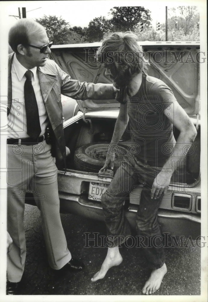 1979 Birmingham, Alabama Police Officer Helps Man out of Car Trunk - Historic Images