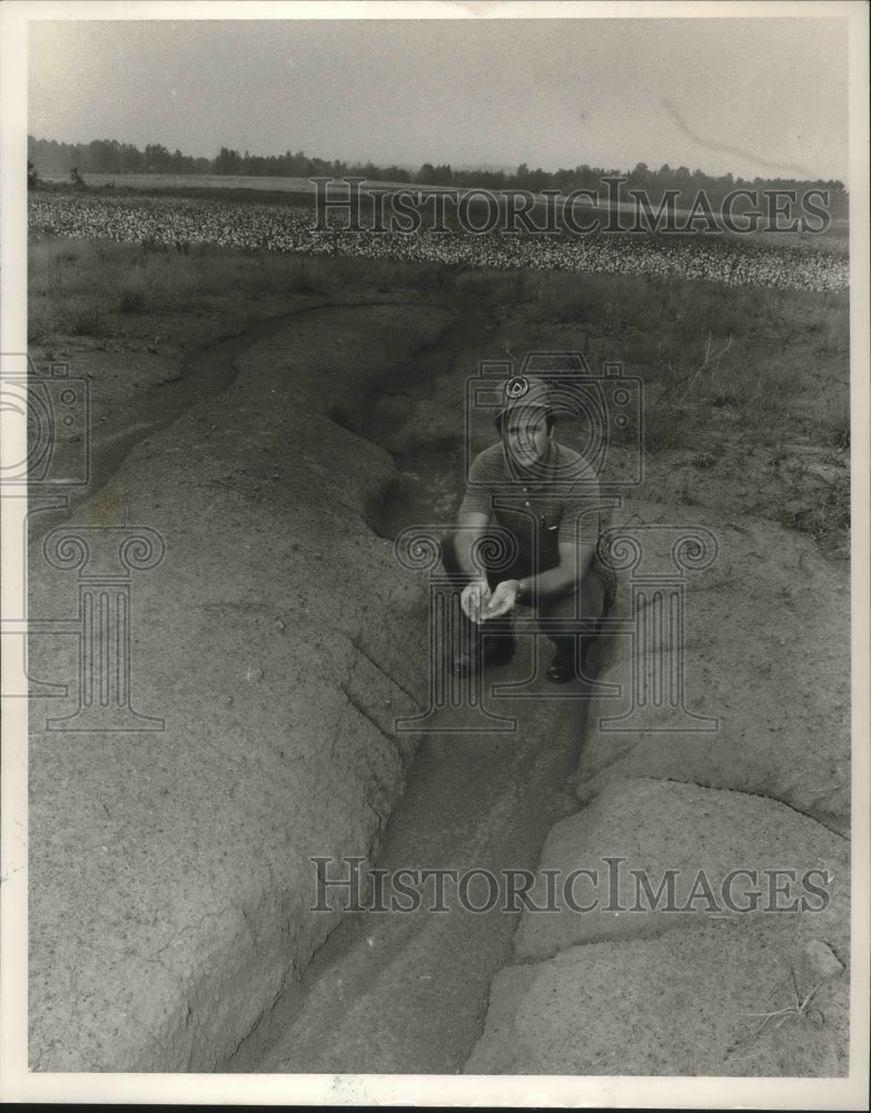 1985 Robert Kelley in Field in Shelby County, Alabama - Historic Images