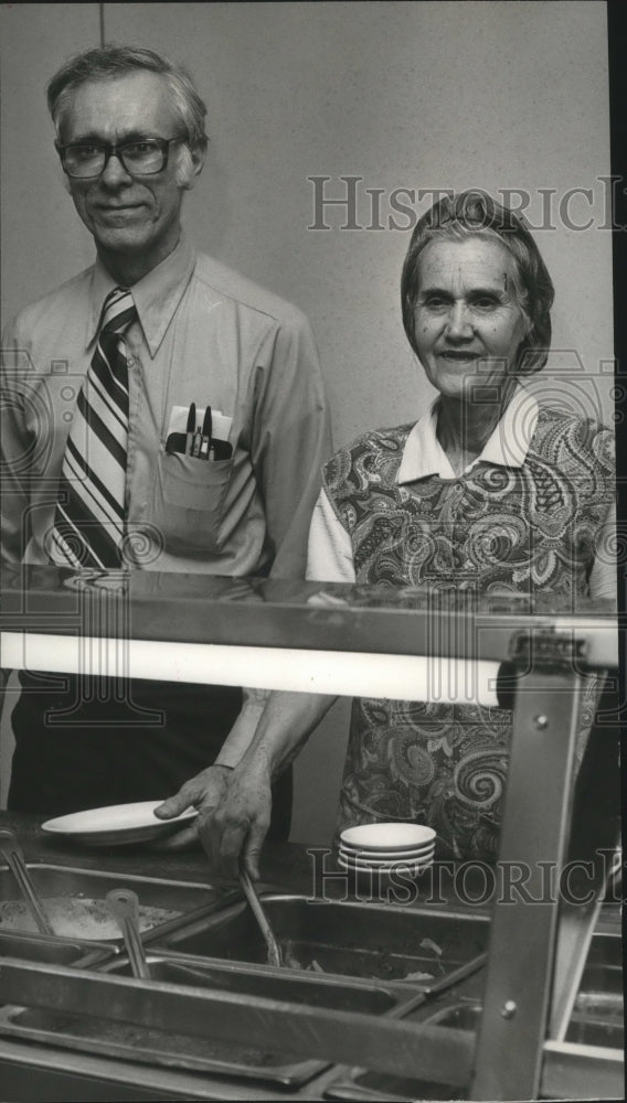 1977 Lowe&#39;s Cafeteria Greets Final Customer, Alabama - Historic Images