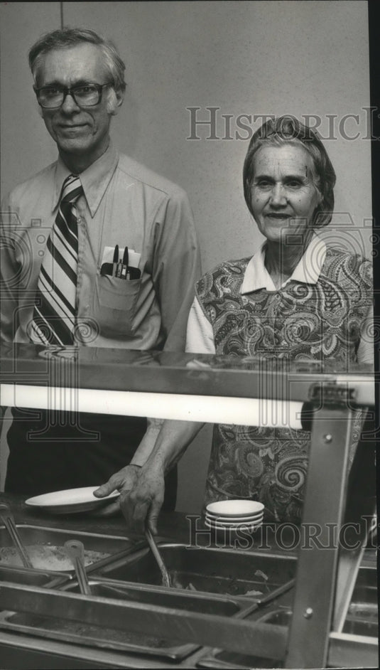 1977 Lowe's Cafeteria Greets Final Customer, Alabama - Historic Images