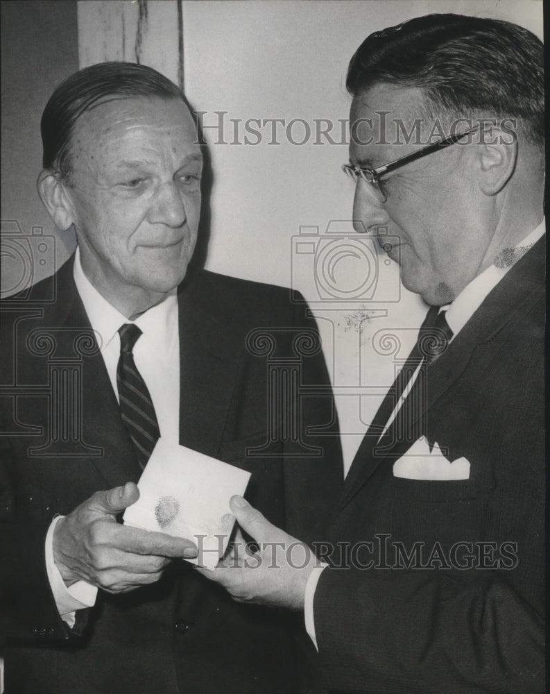 1964 Press Photo Rucker Agee, Historian with W. W. Walker at Gold Card Ceremony - Historic Images