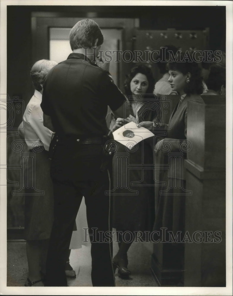1986 Bank Tellers with Fultondale Police Officer Connis Mack Lill - Historic Images