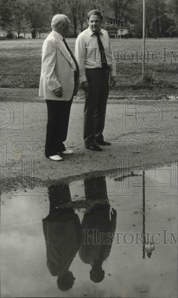 1980 Press Photo Senator Pat Vacca speaking with Alabama Governor Fob James - Historic Images